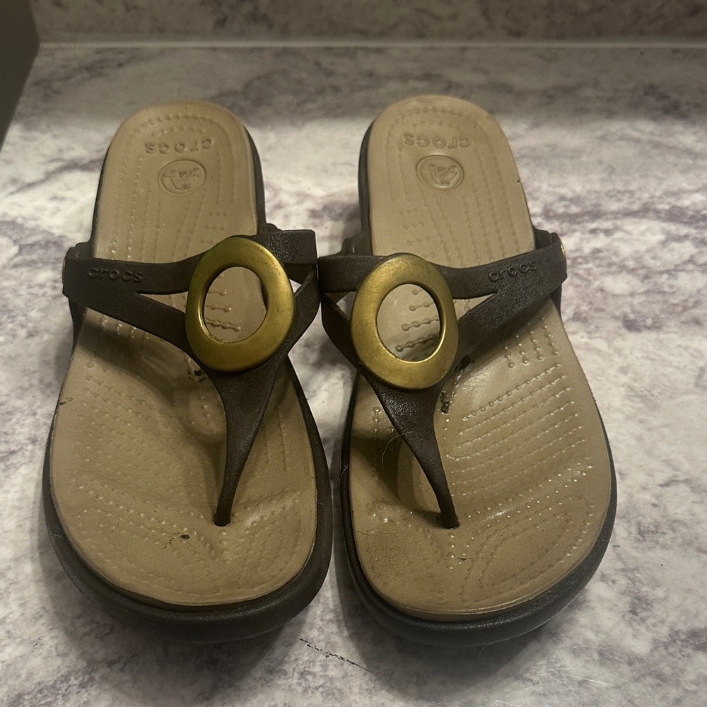 CROCS Women's Sanrah Sandals in Brown and Gold wedge size 10